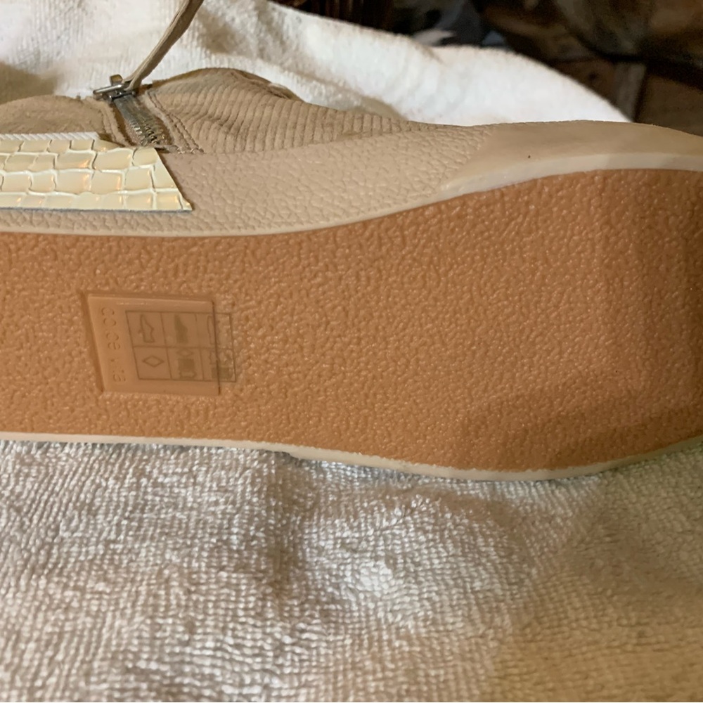 Boots - Picture 3 of 4